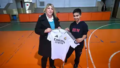 Genç Hayrana İmzalı Forma Sürprizi!