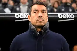 Van Bronckhorst, UEFA'da! Beşiktaş'tan ayrıldıktan sonra yeni iş buldu