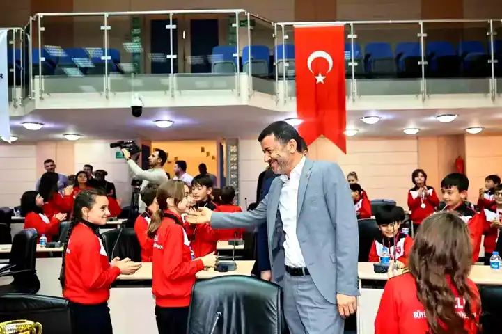 Çavuşoğlu'ndan Genç Sporculara Ödül ve Destek
