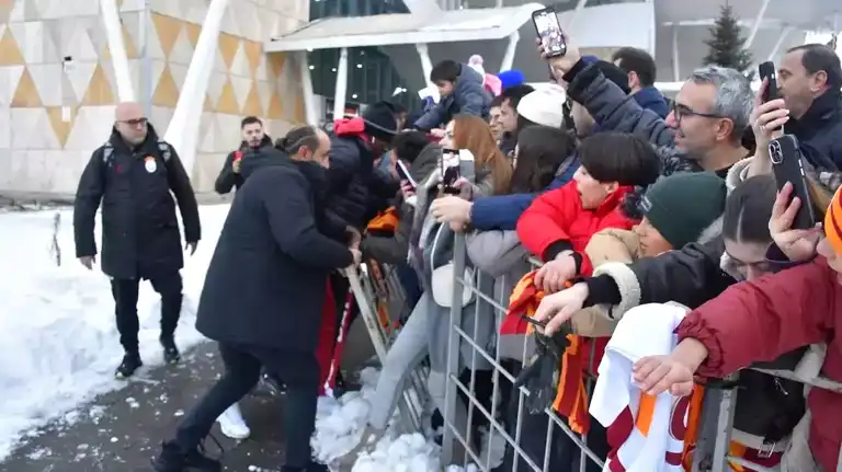Futbolcunun Üzerine Bariyer Düştü!