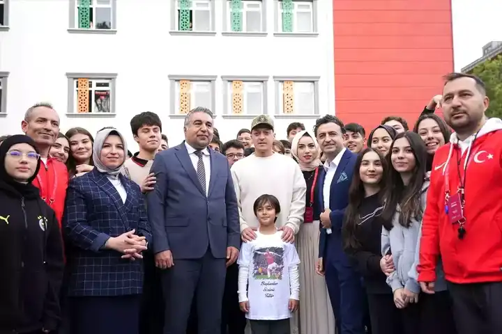 Mesut Özil, Öğrencinin Seçim Vaadini Gerçekleştirdi!